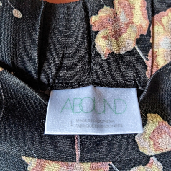 Ruffle bottom elastic waist skirt with pink floral pattern on black. Size large. - Picture 5 of 7